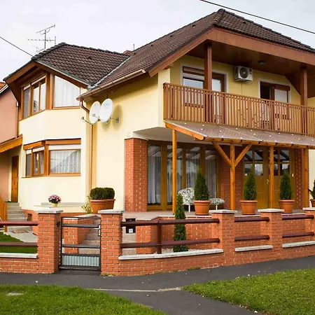 Marina-buek Apartmanhaz *